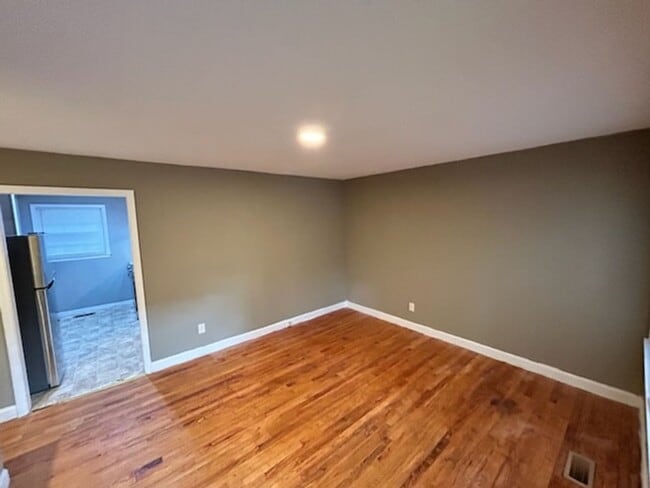 Building Photo - Welcome to this charming 3-bedroom, 1-bath...