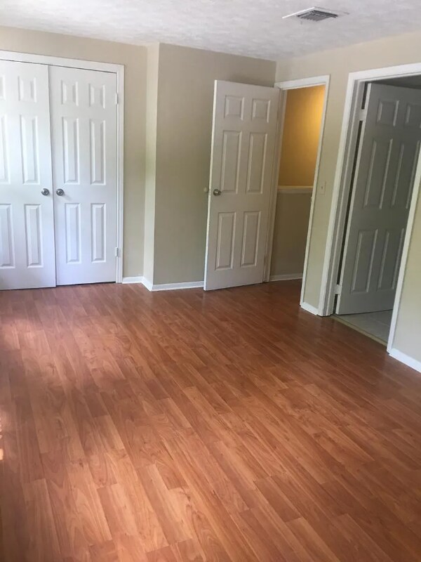 Building Photo - 8893 Roberts Dr