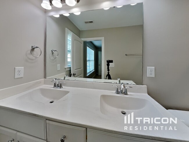 Building Photo - 508 Lakemont Dr