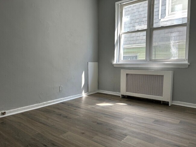 Building Photo - 1 Bedroom, 1 Bathroom Apartment--Ready for...