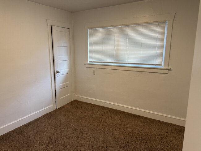 Building Photo - 964 James Ct