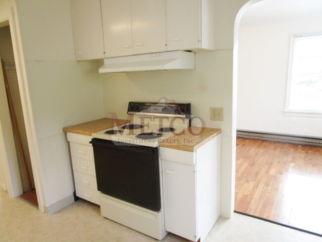 Building Photo - Fantastic 4 bedroom close to U of O