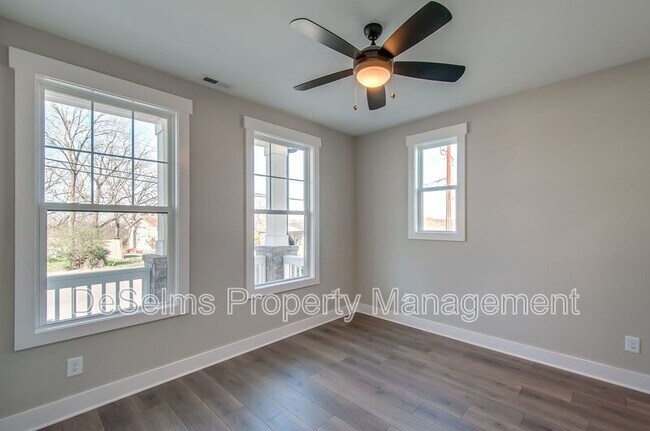 Building Photo - 2061 Oakwood Ave