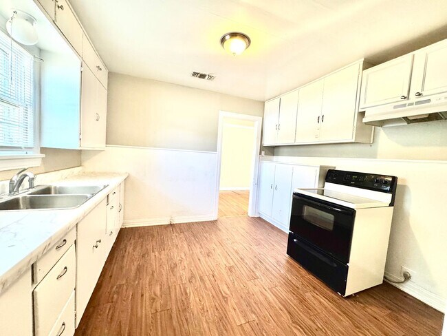 Building Photo - Pre-Leasing - Traditional Home in Tech Terrace near J&B Coffee!