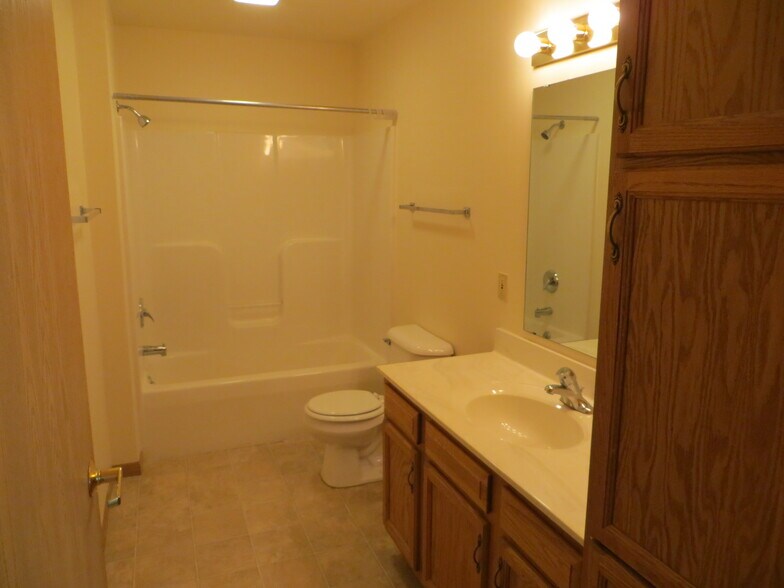 Building Photo - 716 20th St