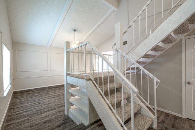 Building Photo - 1121 Via Del Rey