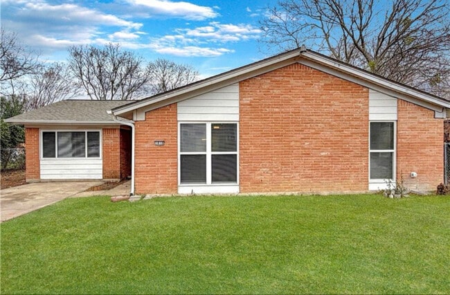 Building Photo - 1810 Clarawood Dr