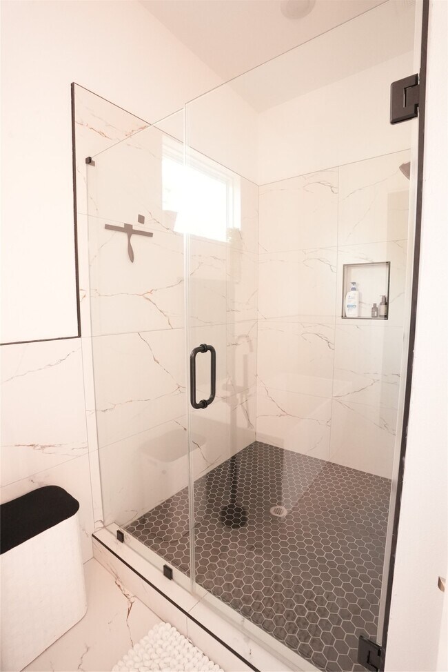 Building Photo - 2406 Mann St