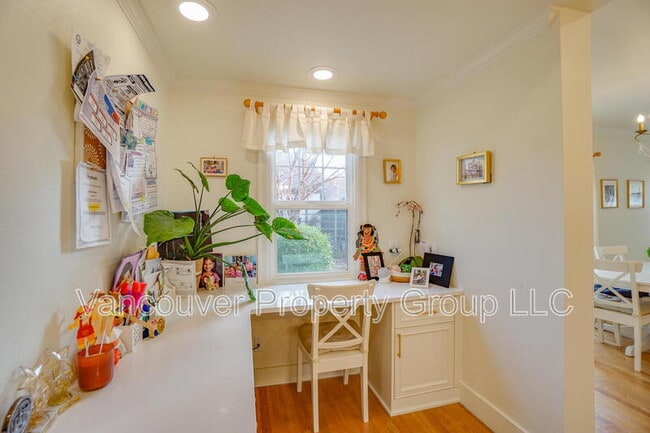 Building Photo - 309 W 37th St