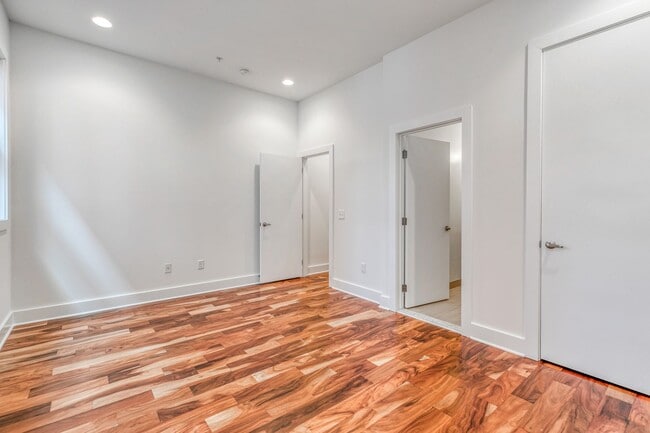 Building Photo - Old City Townhome