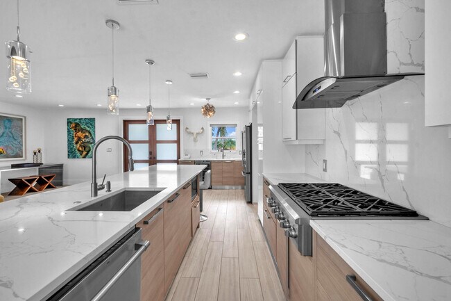 Building Photo - 2212 NE 32nd Ave