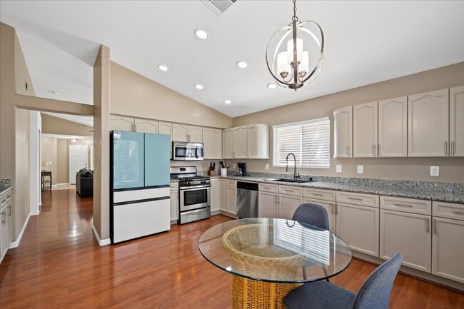 Building Photo - Beautiful Bright 3 Bedroom Single Story Home with Expansive Kitchen and Gorgeous Backyard