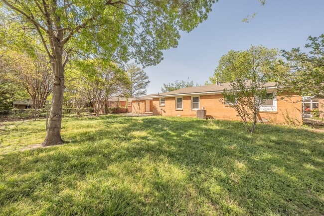 Building Photo - 3-Bedroom in Westworth Village!