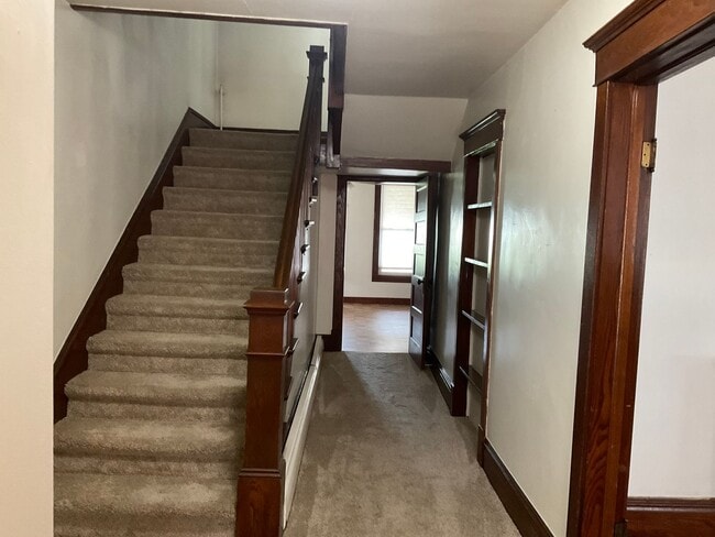 Building Photo - 112 W Main St