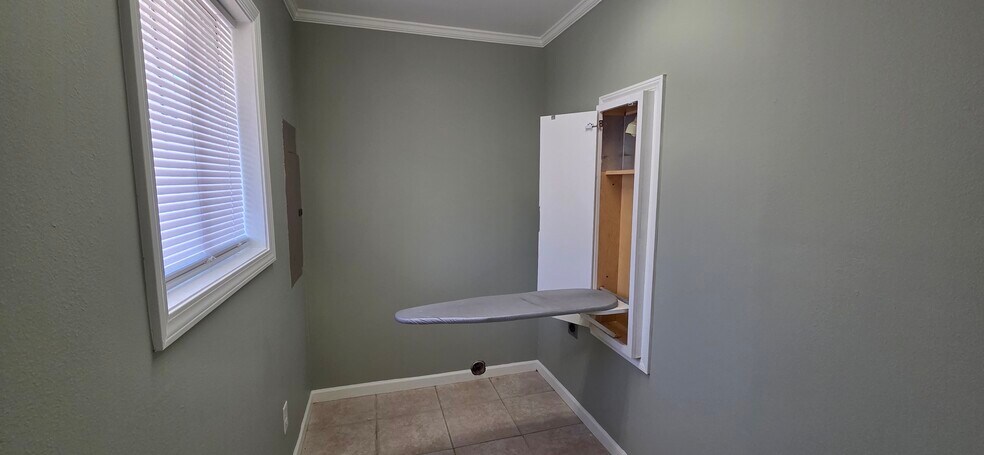 Building Photo - 2114 Ray Ave