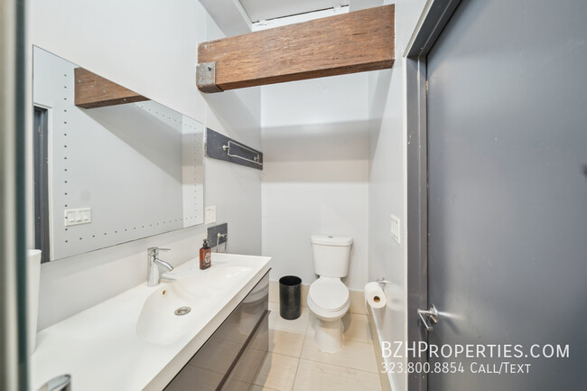 Building Photo - Modern 2-Bed, 2-Bath with a Huge Private Y...