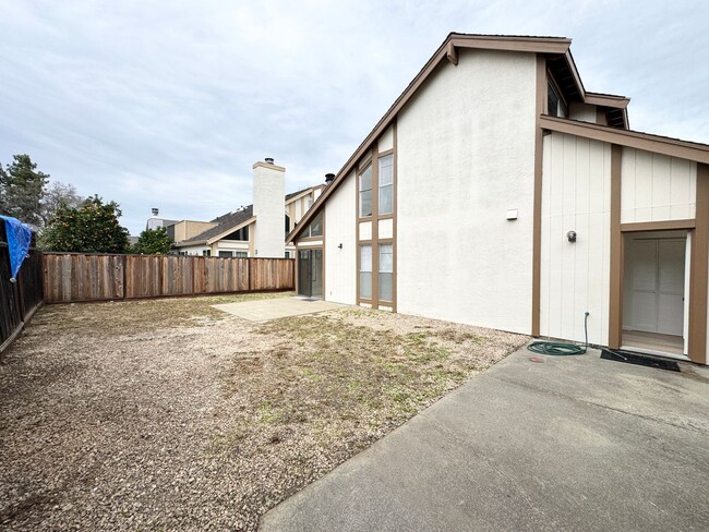 Building Photo - Great Shape Townhome in Pleasanton with shared driveway