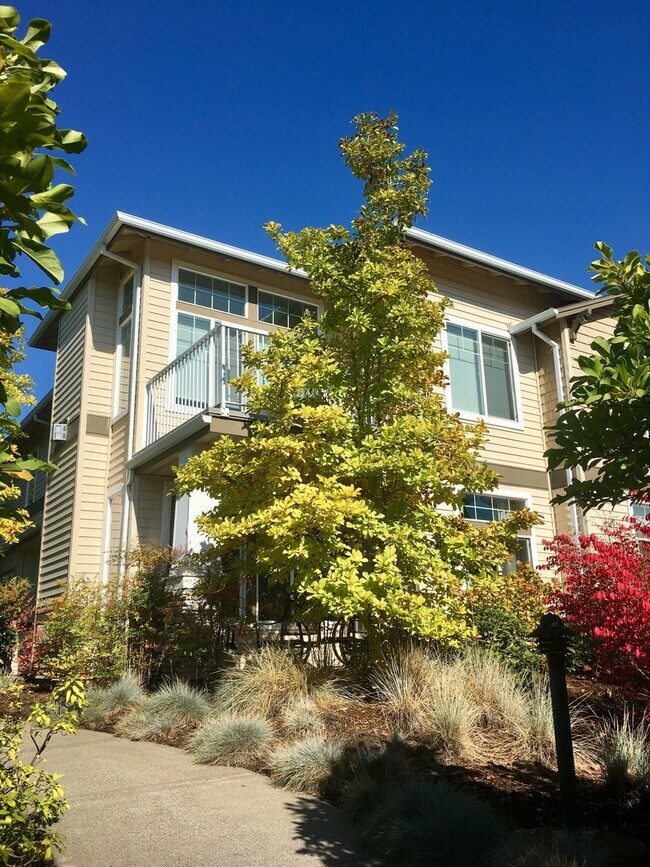 Building Photo - Gorgeous 2BD Condo in Desirable Progress Ridge Location!  High End Finishes, Great View!