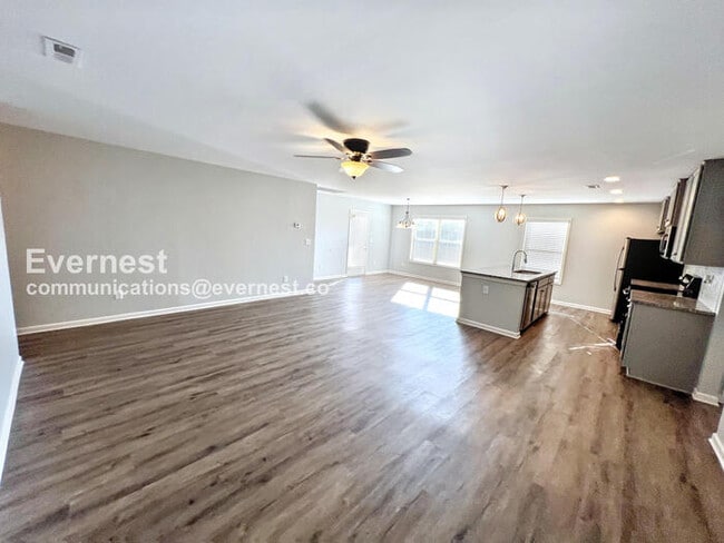 Building Photo - 4 Bed, 2 Bath Home with Fenced Yard & Garage / Pet-Friendly / Coming Soon!