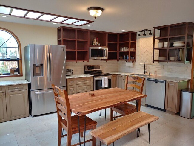 Building Photo - Fully Furnished Executive Sander's Beach Rental