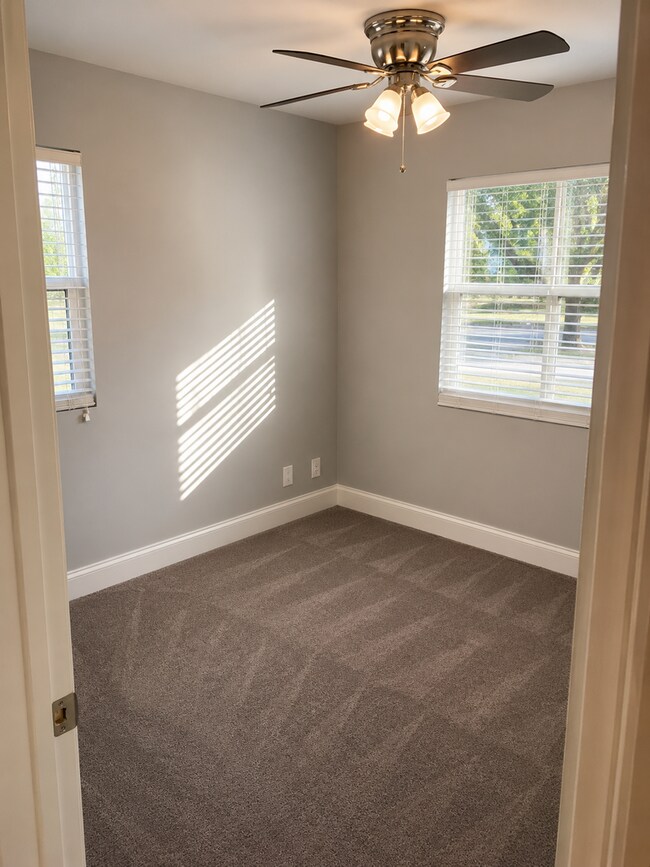 Building Photo - Recently renovated home in great neighborhood close to schools, parks, and shopping