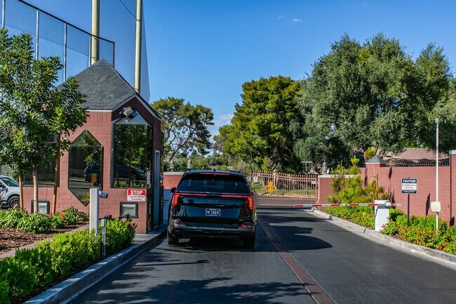 Building Photo - 1 Bed, 1 Bath In Highly Desirable Guard Gated Las Vegas Country Club