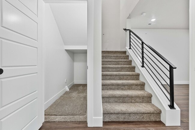 Building Photo - Awesome end unit 3 Bed 2.5 Bath townhome i...