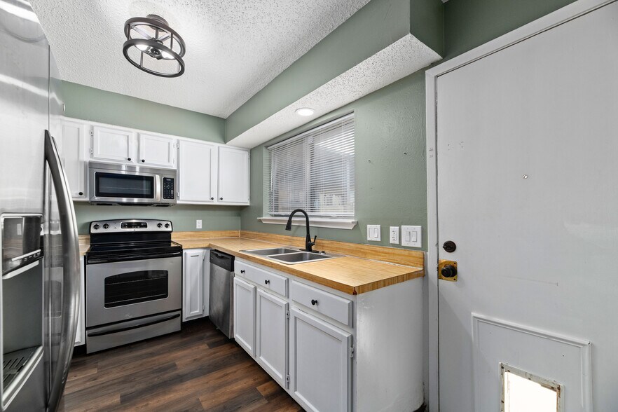 Building Photo - 9 E Mountain Creek Ct