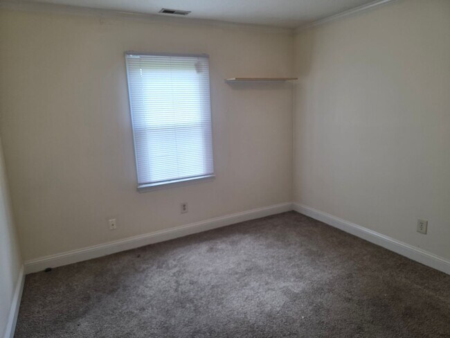 Building Photo - 4 Bedroom house with bonus room and large yard.