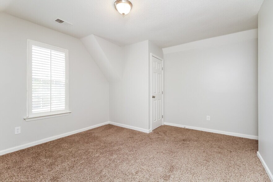 Building Photo - 8432 Creek Front Dr