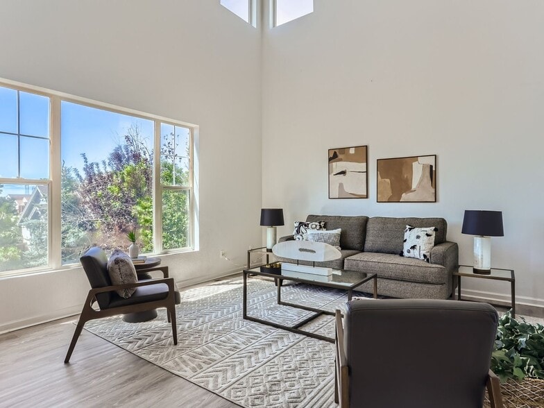 Building Photo - 20046 E Lasalle Dr