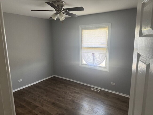 Building Photo - Don't wait --must see! 4Bd, 2Ba