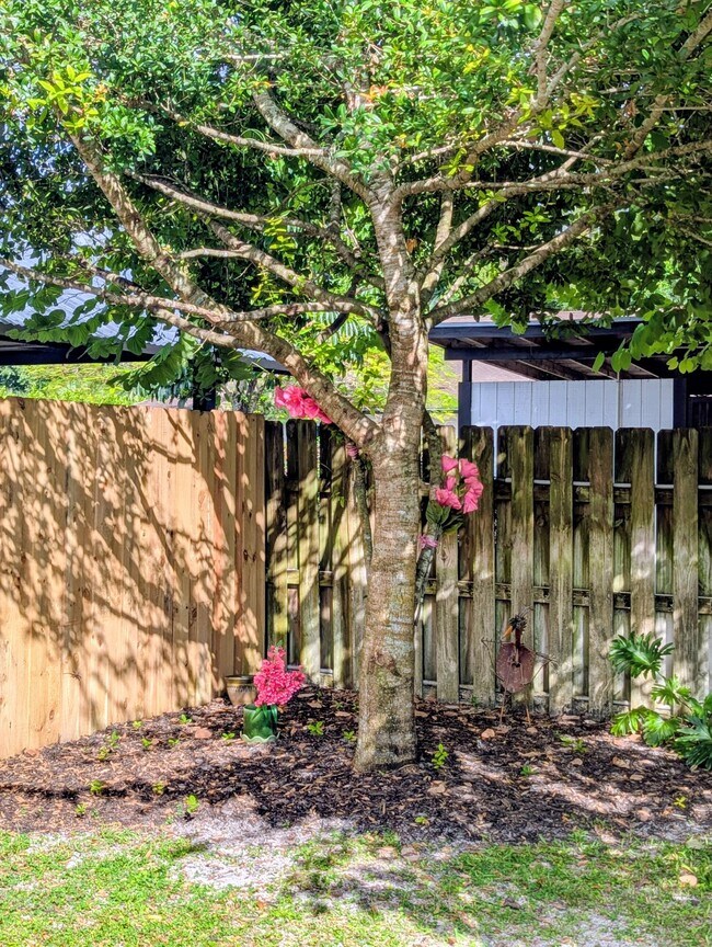 Building Photo - 708 Rambling Dr Cir