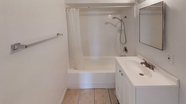Building Photo - 8BD/3BA, Large Yard w/ Turf!