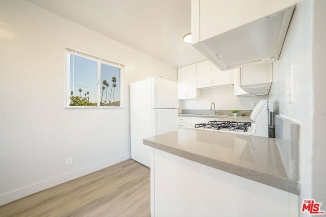 Building Photo - 810 W 62nd St