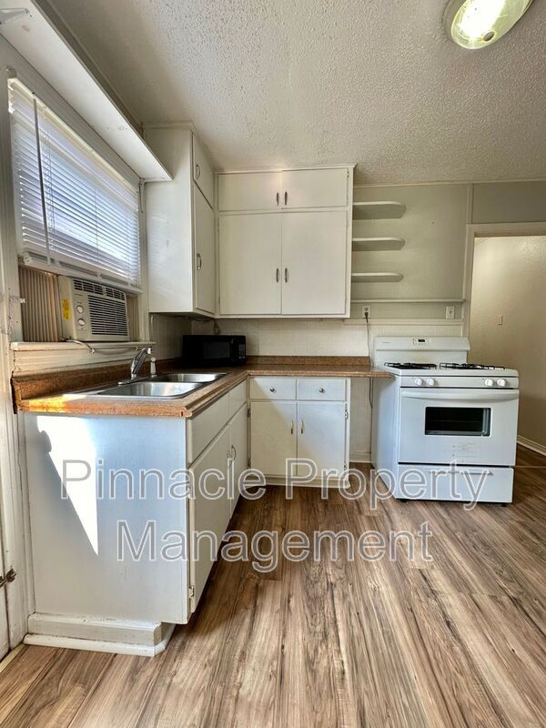 Building Photo - 310 S Van Buren St