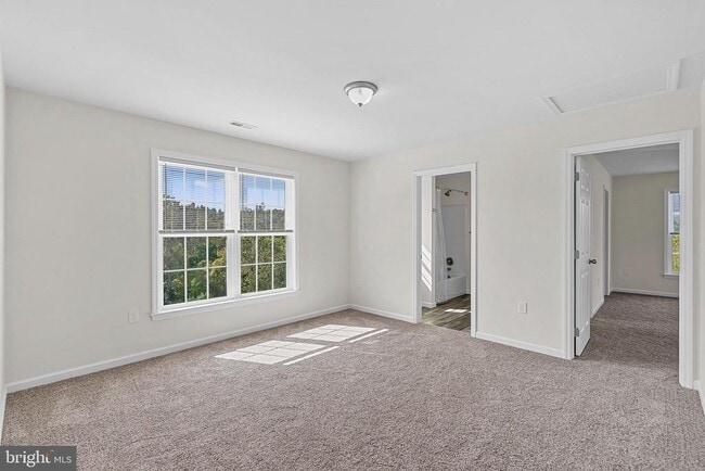 Building Photo - 100 Holiday Ct