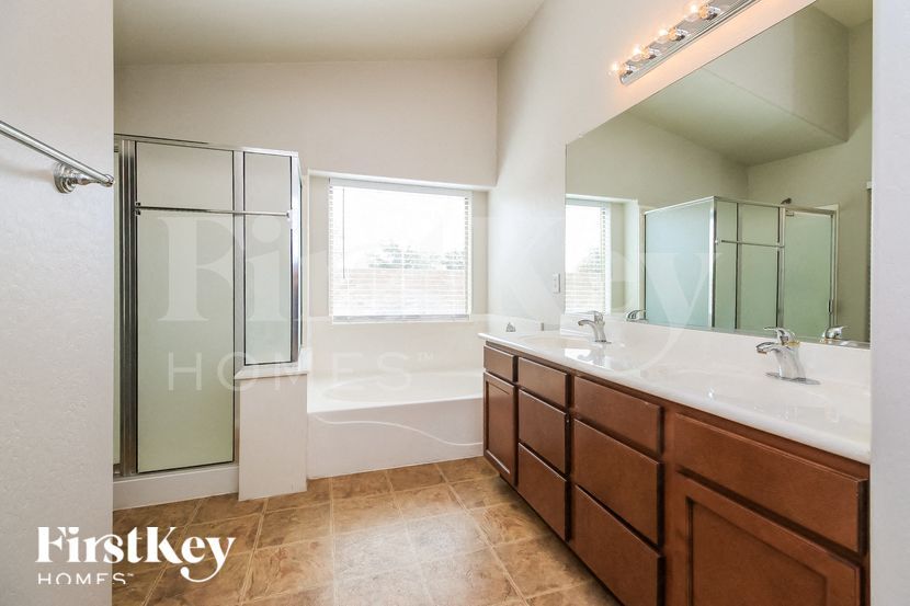 Building Photo - 1417 E Jeanne Ln