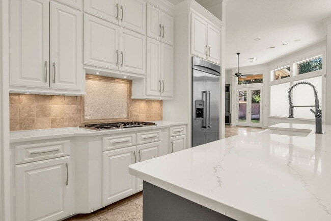 Building Photo - Exceptional 5-bedroom home (2 down) in desirable Woodlands Country Club with landscape & pool mai...