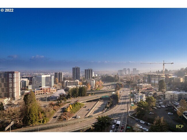 Building Photo - Victorian-style apartment available in the serene SW Hills