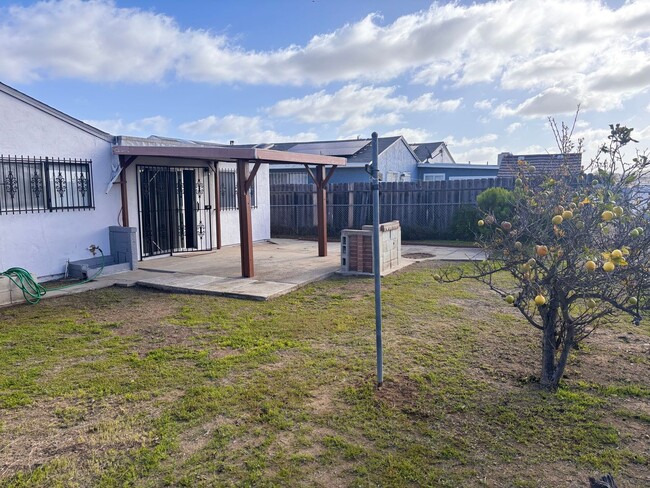 Building Photo - 3 bedrooms 2 bath single story home in Sou...