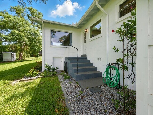 Building Photo - 1426 Crestview Dr