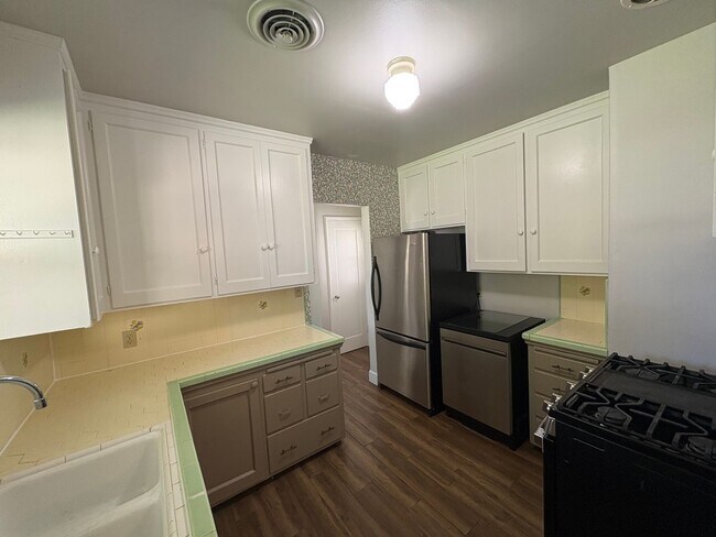 Building Photo - Charming home located in Beverly Glenn Rent Ready!