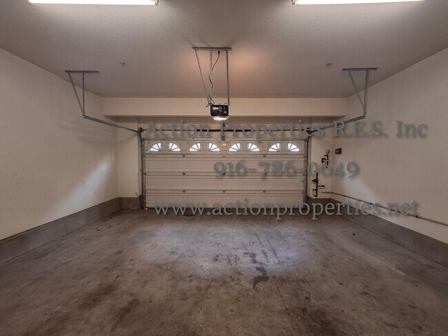 Building Photo - Stunning Townhome.  - 2 Stories - 3 Bed, 2.5 Bath, 2 Car Garage - Nearby Trails!