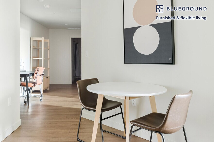 Building Photo - 2333 Calle Del Mundo