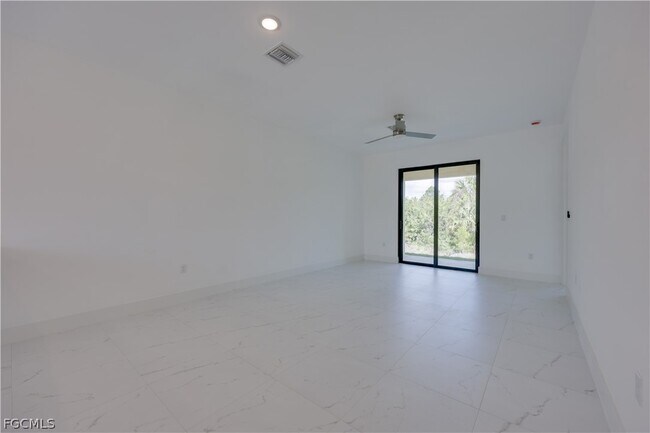 Building Photo - 714 W 12th St