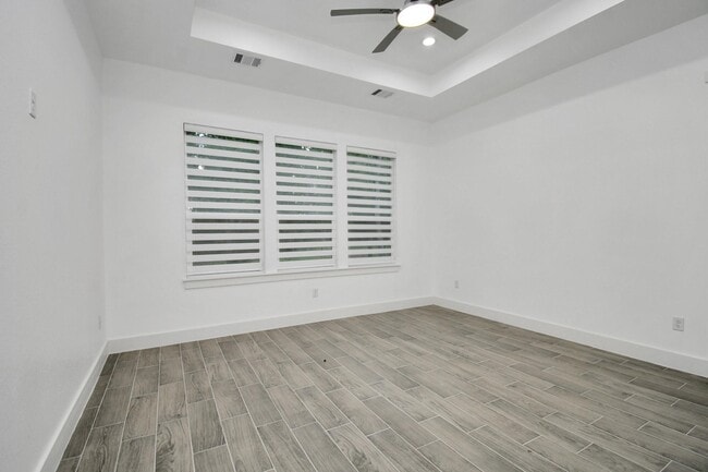 Building Photo - 517 Lovers Ln