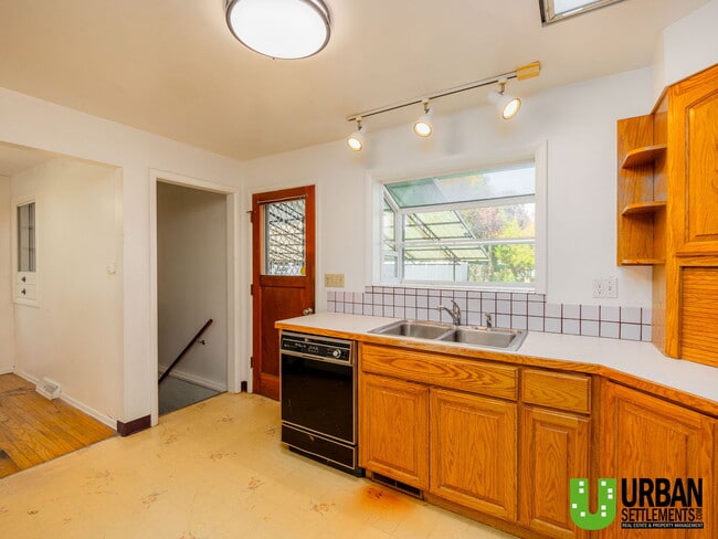 Building Photo - 520 W Barnes Rd