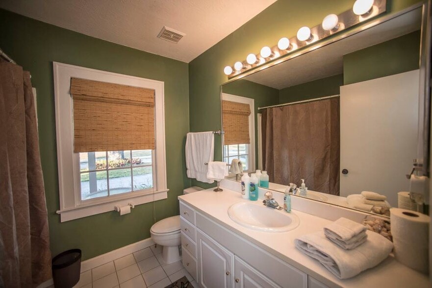 Master bathroom - 107 E Melbourne Ave