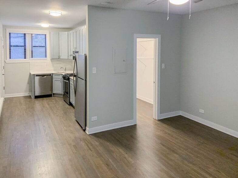 Building Photo - 627 W Melrose St